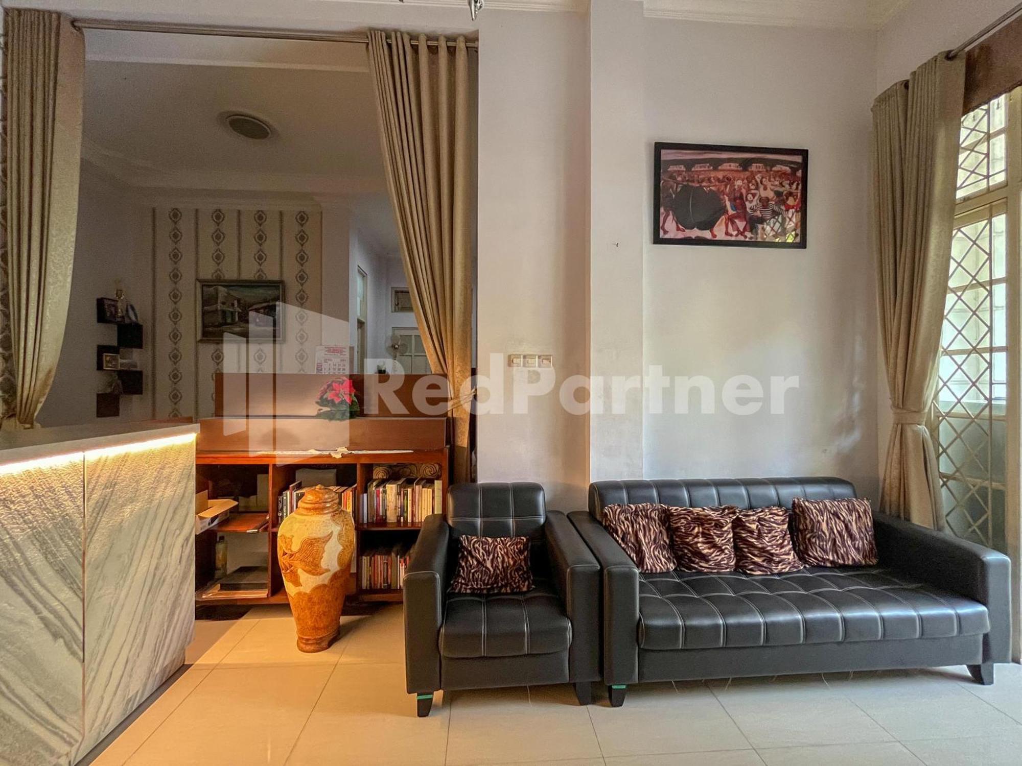 D Palma Near Lokananta Manahan Mitra Reddoorz Surakarta  Екстер'єр фото