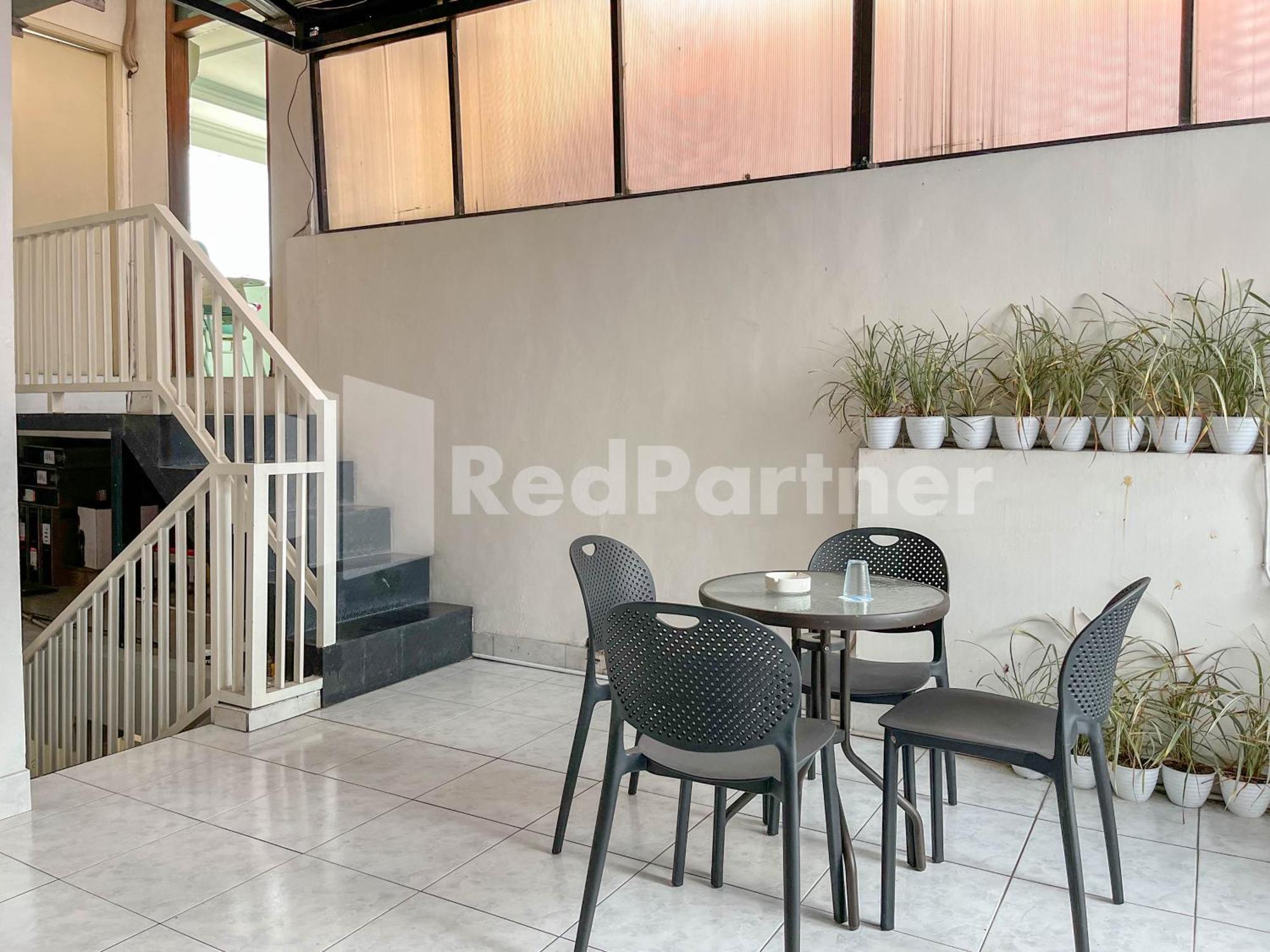 D Palma Near Lokananta Manahan Mitra Reddoorz Surakarta  Екстер'єр фото
